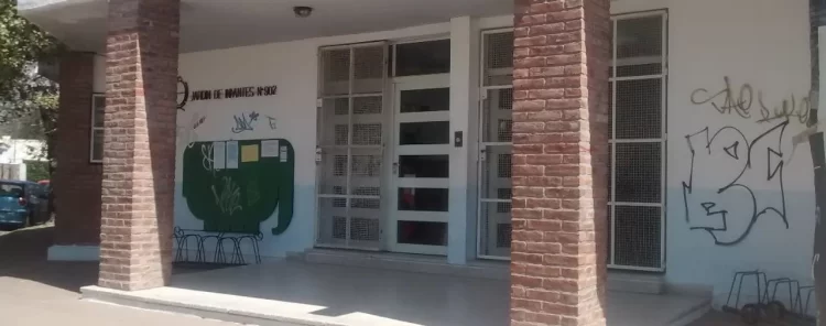 Denuncian a una madre por llevarse el dinero de los buzos de egresados de un jardín