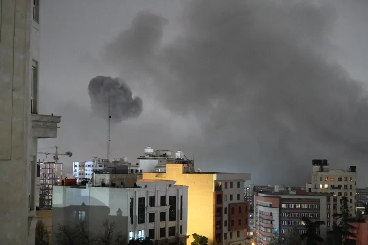 Contraataque israelí: bombardean la sede de industrias navales en el centro de Irán