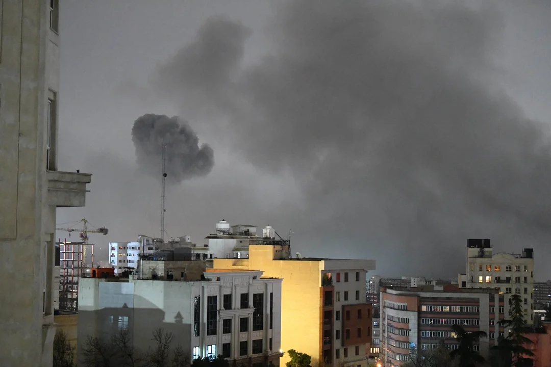 Contraataque israelí: bombardean la sede de industrias navales en el centro de Irán