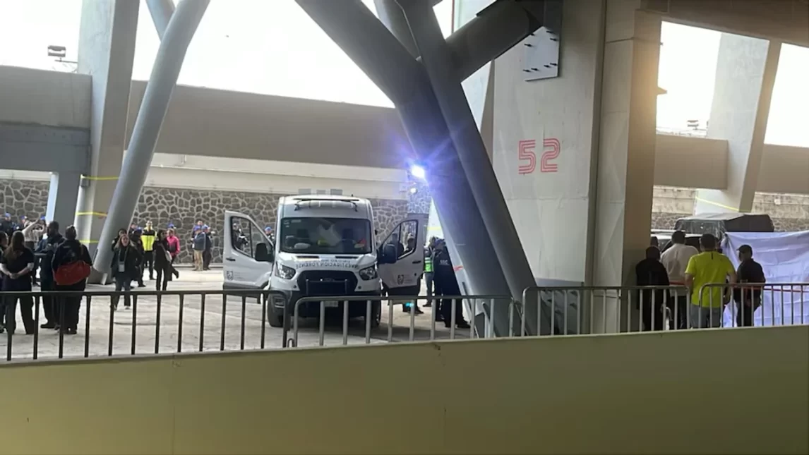 Tragedia en la reinauguración del Estadio Azteca: Hincha mexicano murió tras caer al vacío