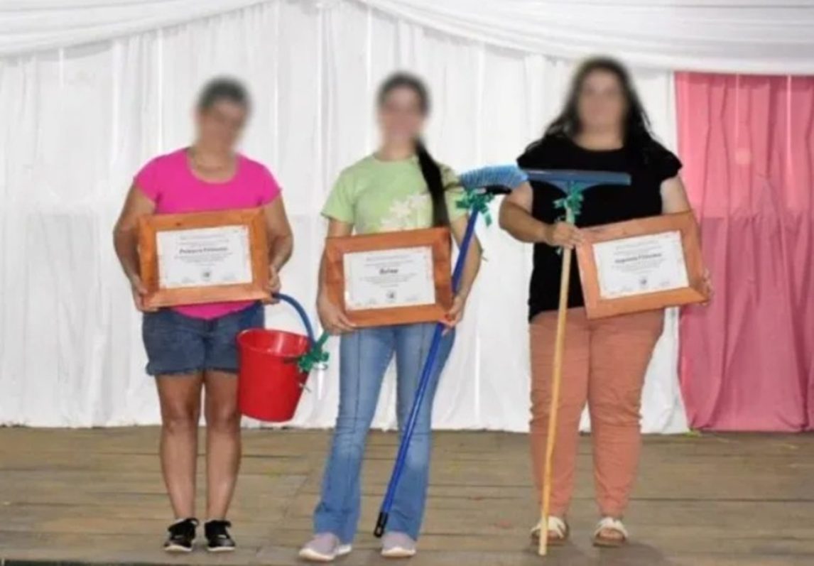 Repudiable: en el Día de la Mujer un municipio obsequió baldes, escobillones y elementos de limpieza a las agasajadas