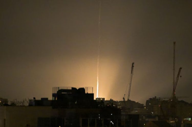 Irán lanza una masiva oleada de misiles e impacta en bases de EE. UU. e Israel