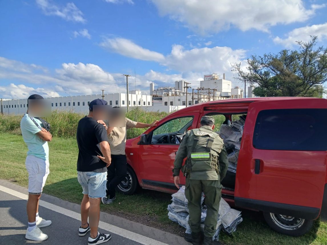 Hallan marihuana en vehículos y secuestran ropa de contrabando en controles viales
