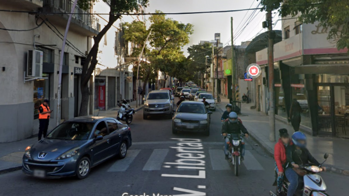 Accidente de moto y auto en pleno centro terminó con una mujer embarazada y un niño de 3 años heridos