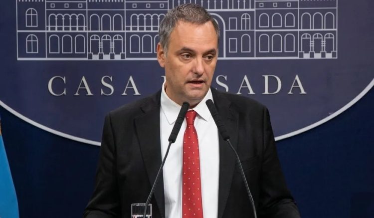 Declaró la secretaria del piloto del vuelo de Adorni; dijo que le pidieron no facturar el traslado