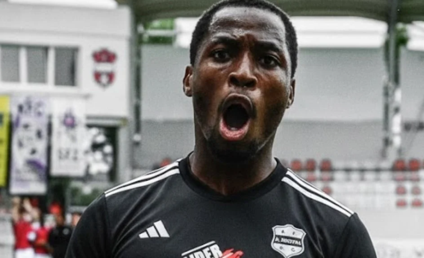 Deportivo Riestra anunció la llegada del delantero nigeriano apodado el “Hazard africano”
