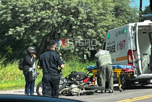 Dos motociclistas que viajaban en el mismo sentido se “rozaron” y terminaron en el hospital