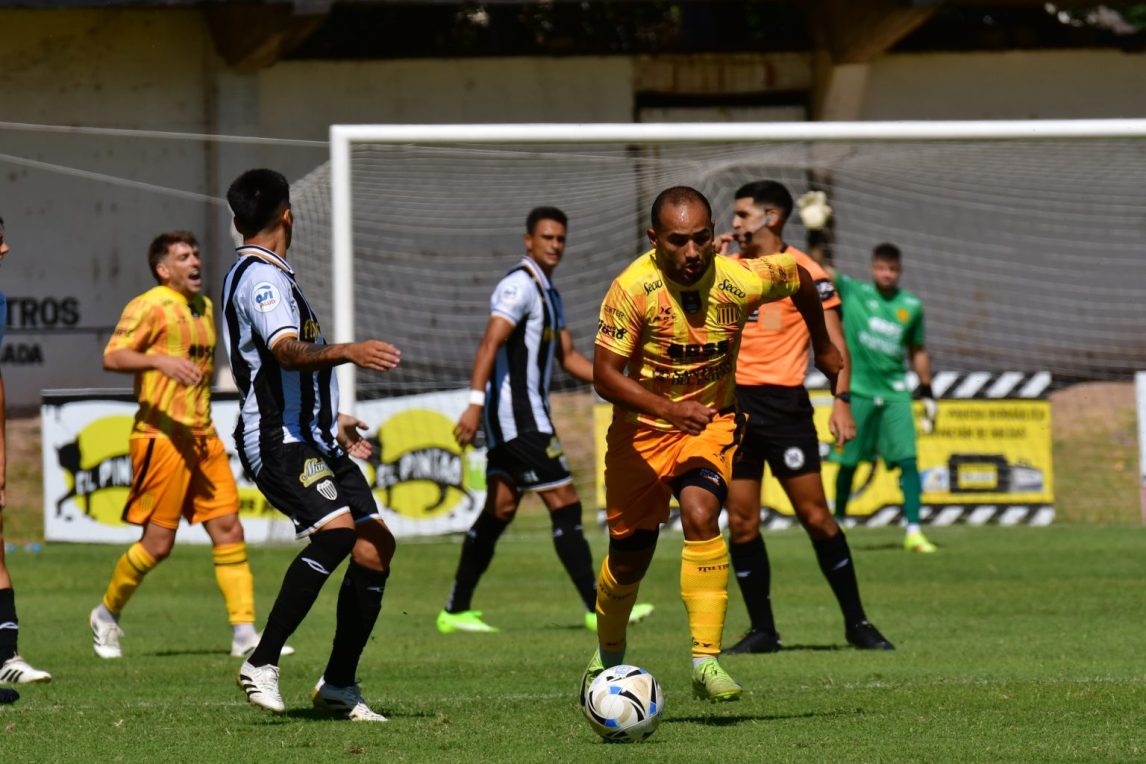 Racing(c) y Mitre se miden en Nueva Italia por la Primera Nacional