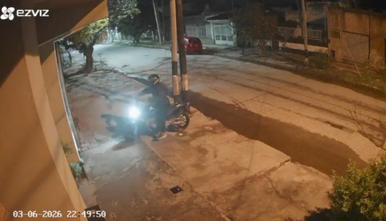 Sigiloso ladrón se robó una moto desde la vereda de Congreso casi Avenida Colón