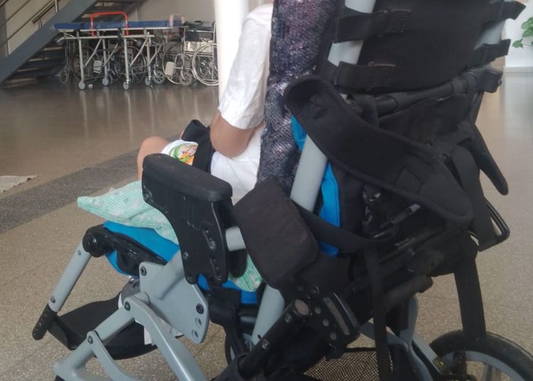 Desesperado pedido: buscan una silla postural que se perdió en plena calle