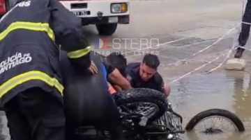 Un policía cayó con su moto en un pozo lleno de agua y sin señalizar: trabajaron casi 4 horas para retirar el vehículo