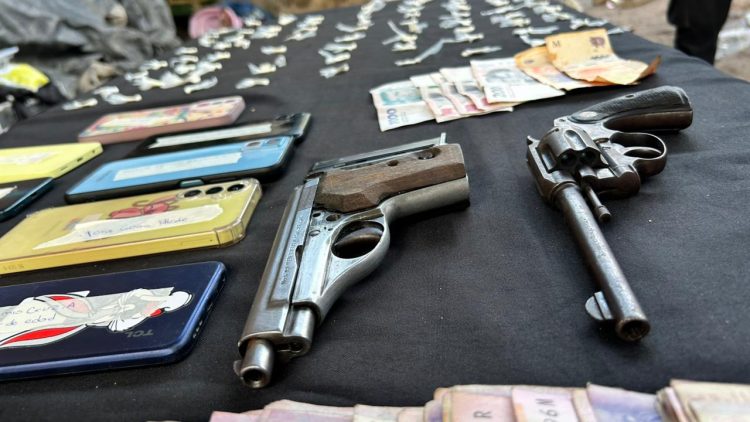 Amplio operativo de drogas terminó con un aprehendido y el secuestro de cocaína, armas y motopartes
