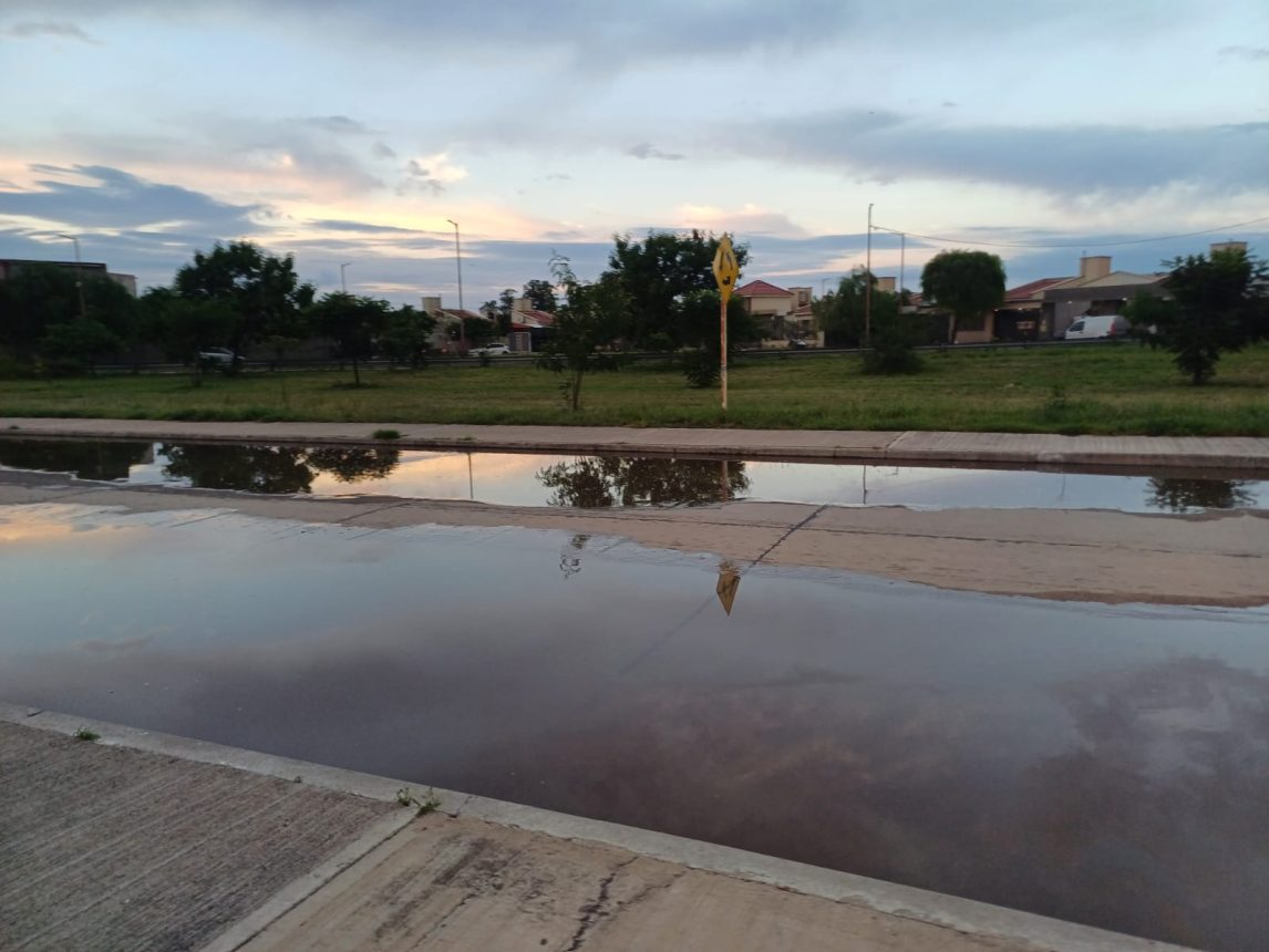Por la crecida, colapsan los desagües pluviales y se inunda la Costanera Diego Maradona