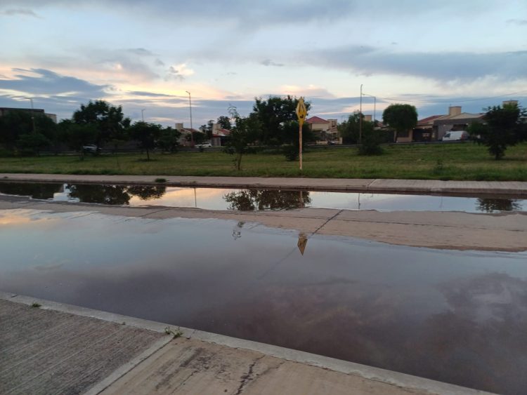 Por la crecida, colapsan los desagües pluviales y se inunda la Costanera Diego Maradona