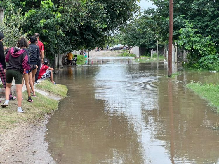 Crecida del río Dulce: vecinos y organizaciones impulsan una red solidaria para asistir a familias afectadas