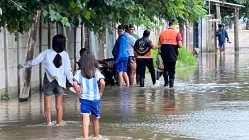 Vecinos del barrio Salta Prolongación se autoevacúan por el avance del río Dulce
