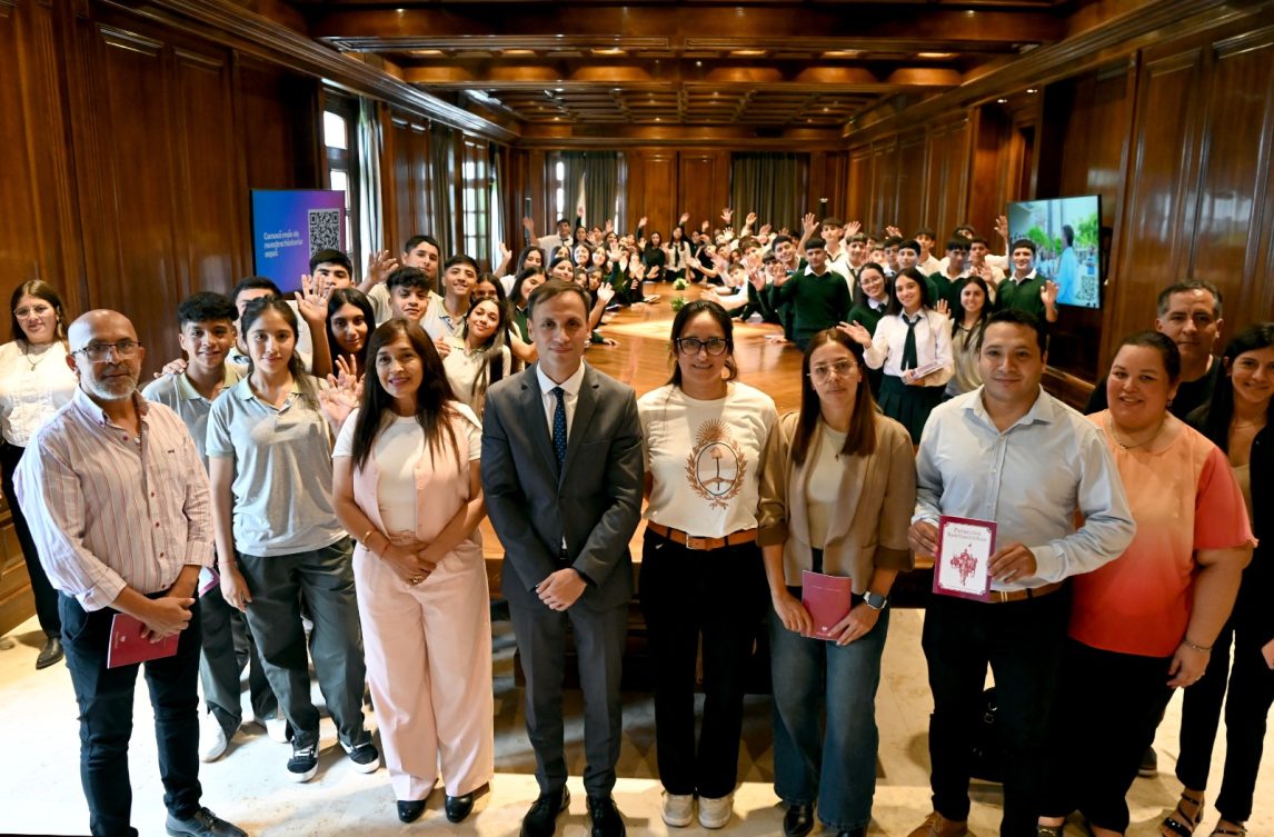 Más de 500 alumnos secundarios de siete departamentos fueron recibidos en Casa de Gobierno