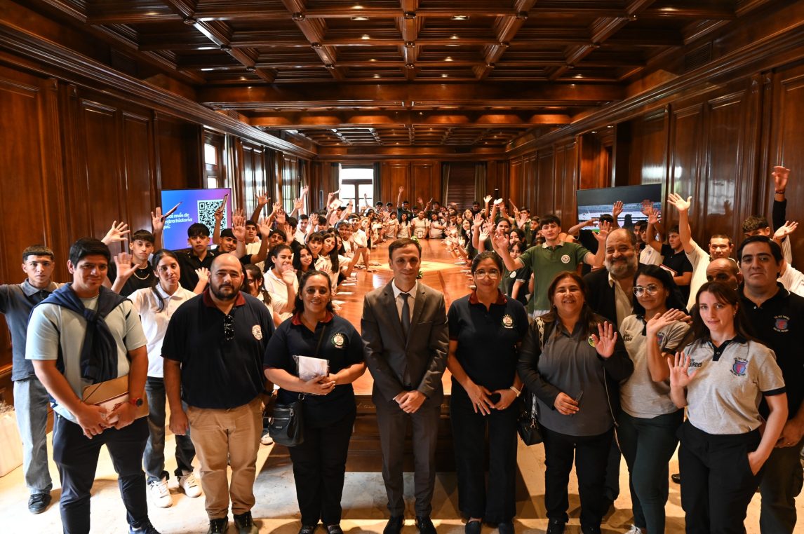 Estudiantes de Bandera y Tintina visitaron Casa de Gobierno en el marco del programa “Conociendo mi provincia”