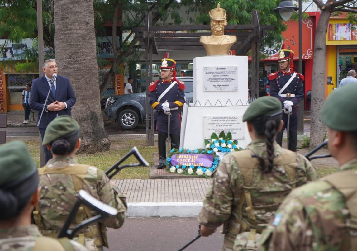 Rinden homenaje al granadero Ramón Saavedra con la inauguración de un busto en su honor