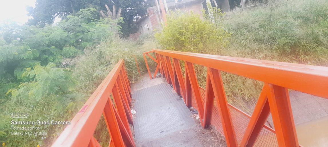 B° Huaico Hondo: los puentes quedaron bloqueados por la maleza y está “plagado” de mosquitos