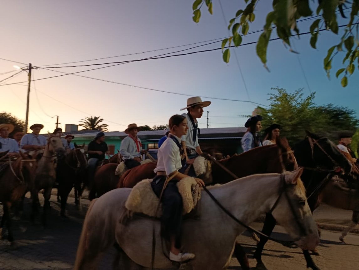 Postales de fe: el barrio Almirante Brown fue el escenario del Vía Crucis a caballo