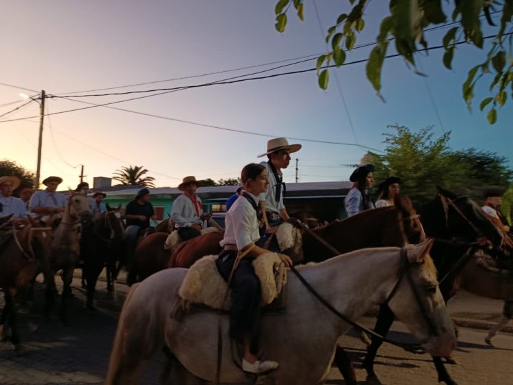 Postales de fe: el barrio Almirante Brown fue el escenario del Vía Crucis a caballo
