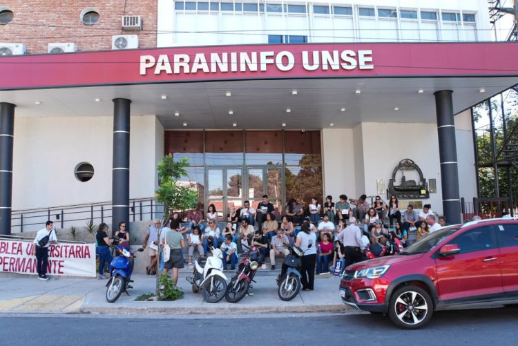 Docentes y estudiantes se movilizaron con una clase abierta en la UNSE