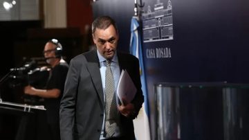 Dos jubiladas le financiaron un departamento a Manuel Adorni