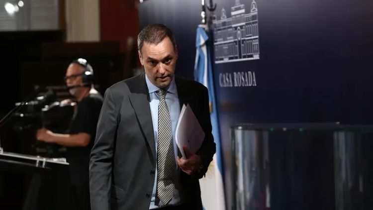 Dos jubiladas le financiaron un departamento a Manuel Adorni