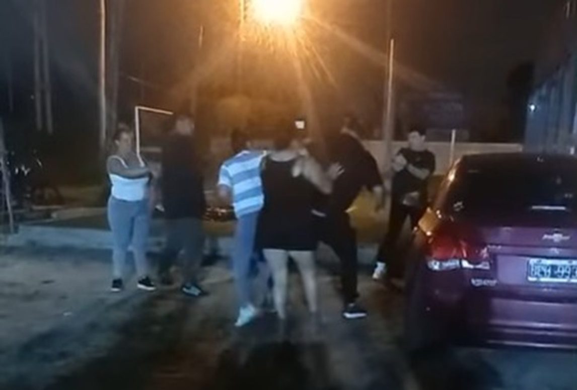 VIDEO | Dos mujeres agredieron a un hombre debido a su nueva relación amorosa