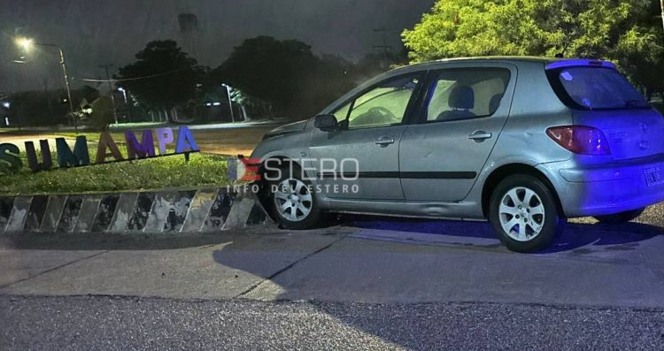 Tremendo palo: automovilista ebrio chocó contra el monolito del ingreso a Sumampa