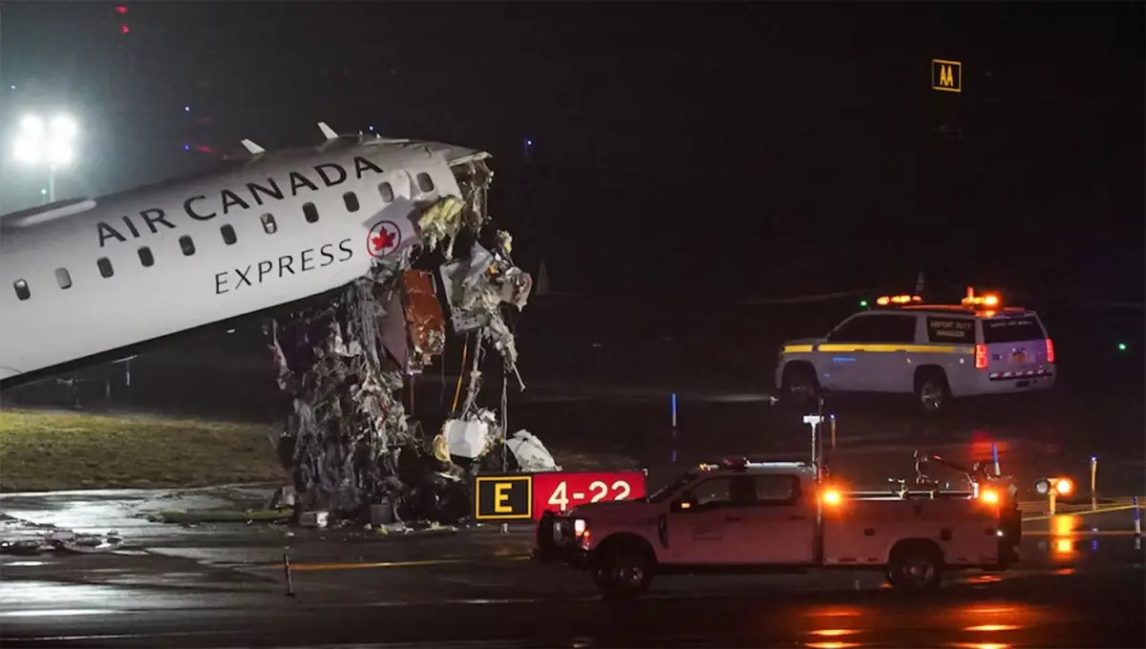 Un avión chocó con un camión de bomberos y dejó heridos y fallecidos