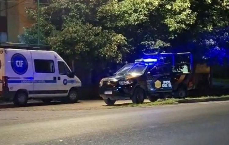 Horror en Santa Lucía: asesinaron a tiros a un joven que vendía pan y prendieron fuego una garita policial