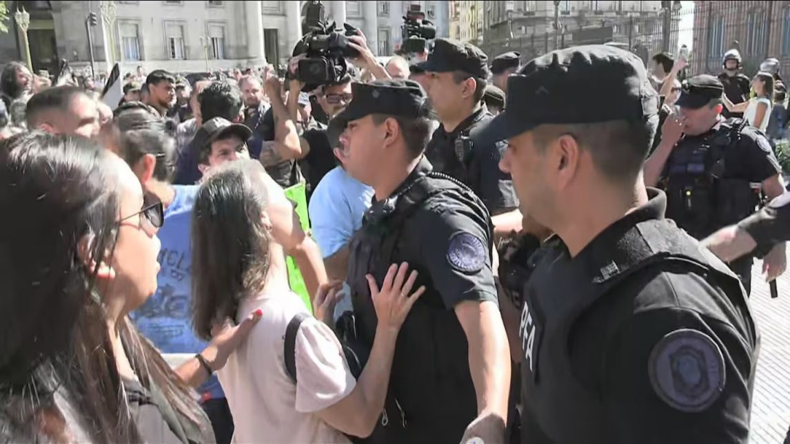 La policía reprimió a personas con discapacidad, sus familias y prestadores de servicios