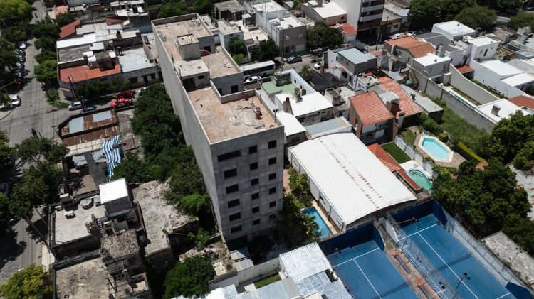 EXCLUSIVO DE INFO DEL ESTERO CAUSA ESTAFA ZAMBOLÍN: Allanaron el edificio de la calle Plata