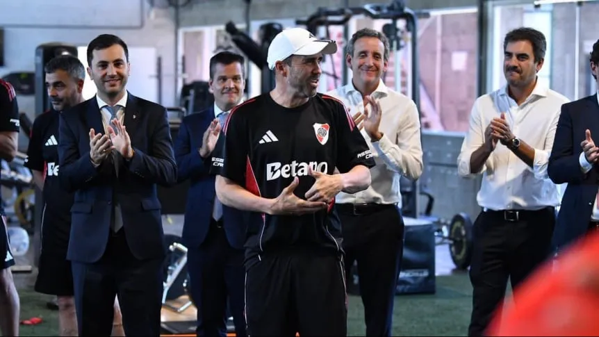 Coudet puso primera en River y dejó un aviso al plantel: “No miro edad ni nombre”