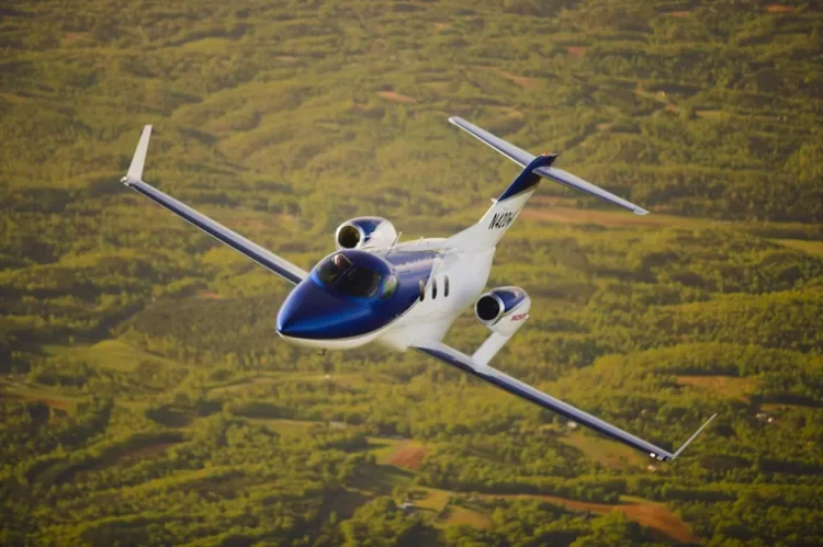 Polémica por el vuelo privado de Manuel Adorni a Punta del Este con su familia