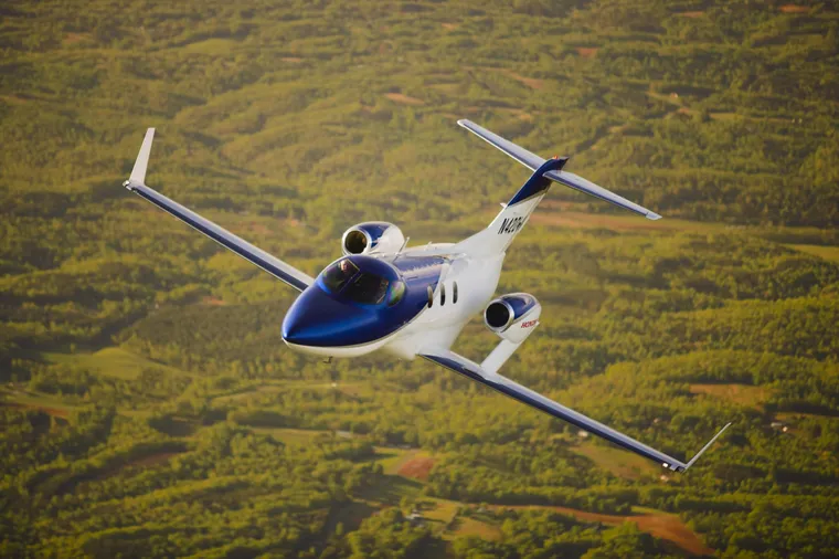Polémica por el vuelo privado de Manuel Adorni a Punta del Este con su familia