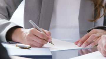 Les preguntó si sabían lo que firmaban y los salvo de que un cordobés los estafara