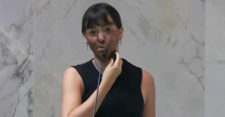 Fabiana Bolsonaro se pintó la cara de negro para protestar y pidieron su destitución por racismo
