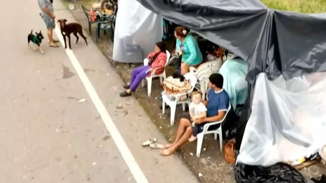 Familias tucumanas duermen al costado de la ruta, luego de perder todo en las inundaciones