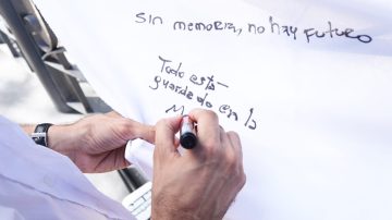 “Florecerán pañuelos”: convocan a dejar mensajes en la Plaza Libertad por el Día de la Memoria