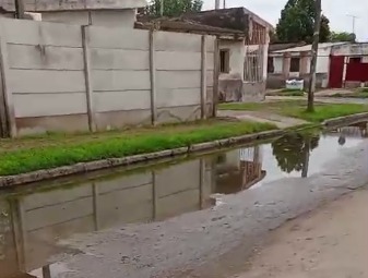 “Tenemos una cloaca a cielo abierto”: vecinos del 8 de Abril denuncian aguas servidas en plena calle
