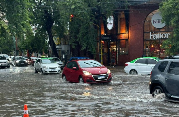 Caos en el tránsito en el centro por calles anegadas por la lluvia que no para