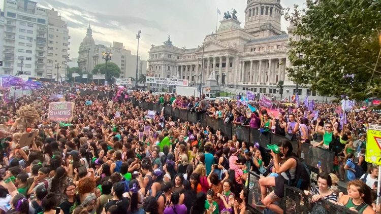 8M: masiva marcha en el Congreso a Plaza de Mayo con reclamos contra el ajuste y la violencia de género