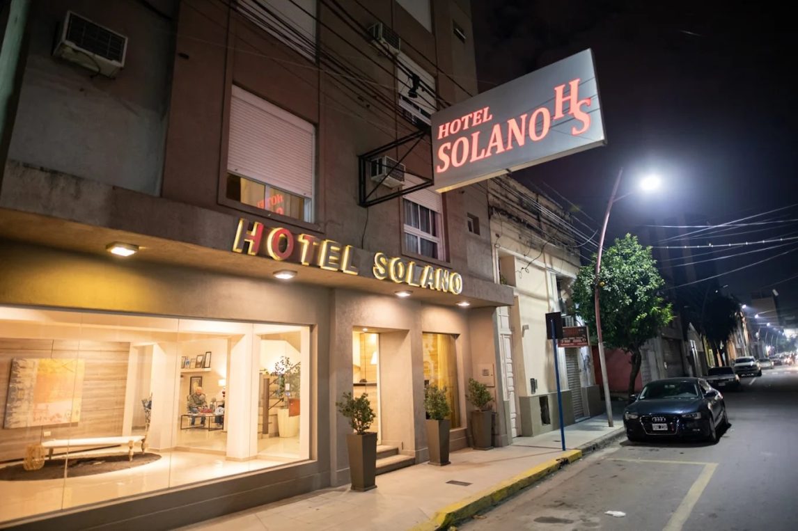 Escaparon sin pagar $720 mil de hotel y cayeron cuando intentaban huir en la terminal