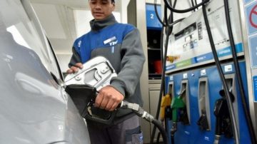 El consumo de naftas y gasoil sigue en baja: retrocedió casi 13% en los primeros cuatro meses del año