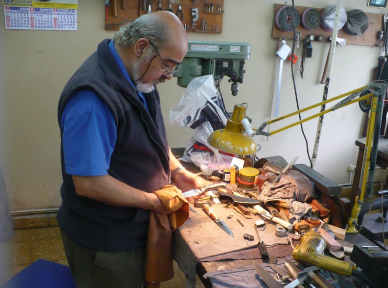 Raúl Bertoli, el artesano en cuchillos que convierte la materia en identidad santiagueña