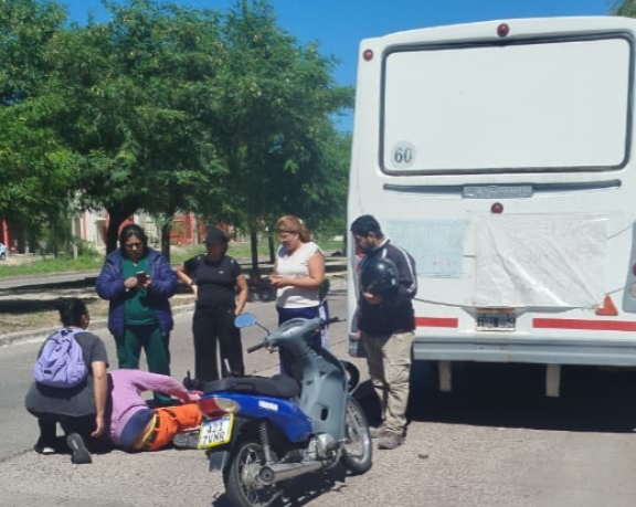 B° Ejército Argentino: motociclista se llevó puesto un colectivo estacionado en Avenida Belgrano