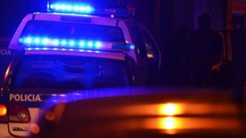 Empleada judicial denunció que su novio la golpeó y la echó desnuda de la casa tras revisar su celular